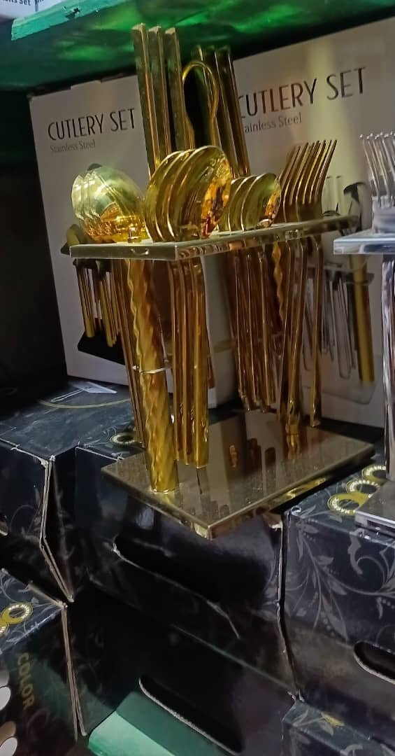 Elegant Gold Cutlery Set