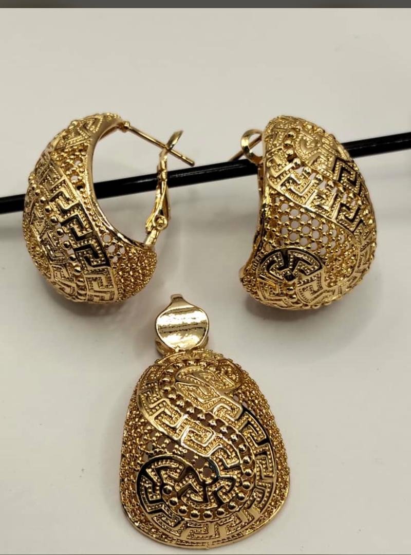 Royal Mosaic Gold Jewelry Set – Intricate Filigree Pendant & Earrings