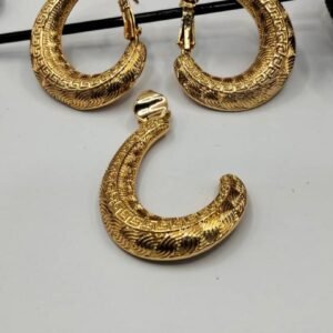 Royal Curve Textured Gold Jewelry Set – Elegant Hoop Earrings & Pendant