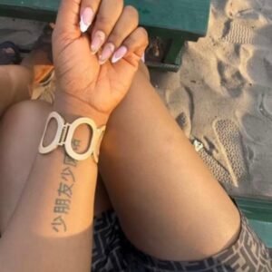 Minimalist O-Link Designer Bangle – Contemporary Gold Bracelet