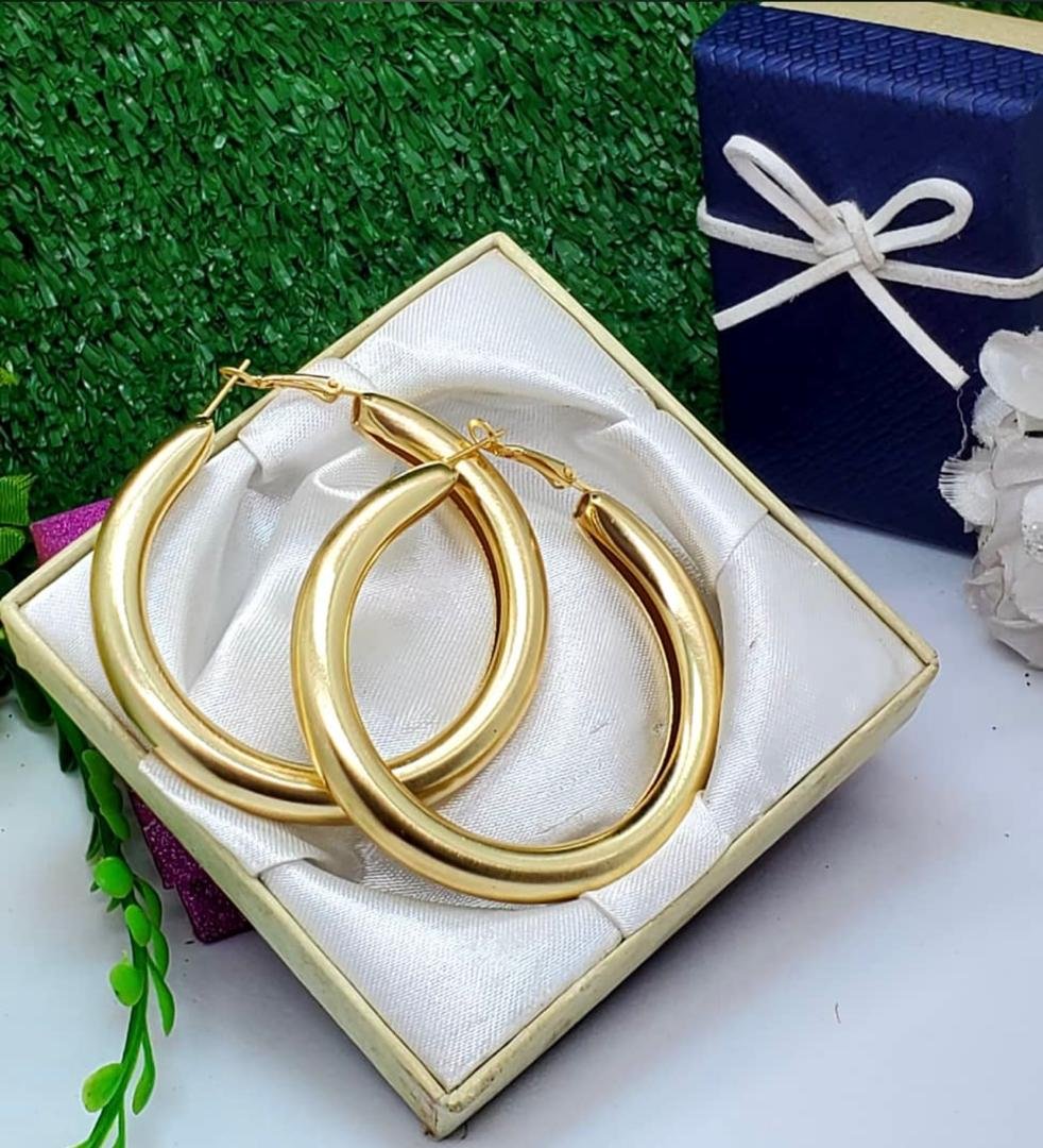Classic Bold Hoop Earrings – Smooth Polished Gold