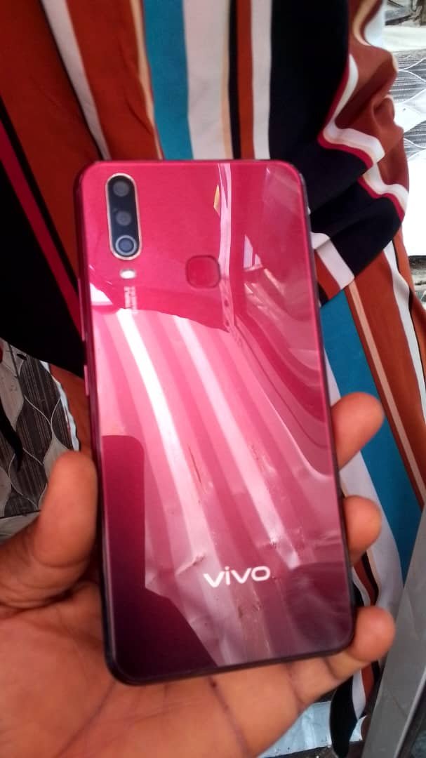 Vivo Y17 – 128GB Elegance, Triple Camera Clarity & All-Day Battery Power